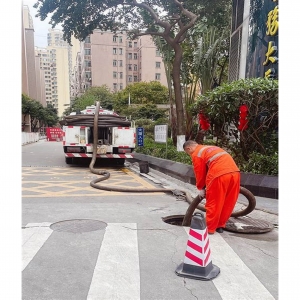 厨房油污管道高压清洗车疏通费用